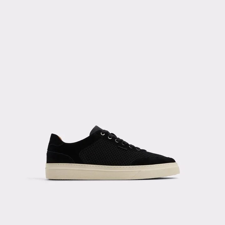 Low top sneaker