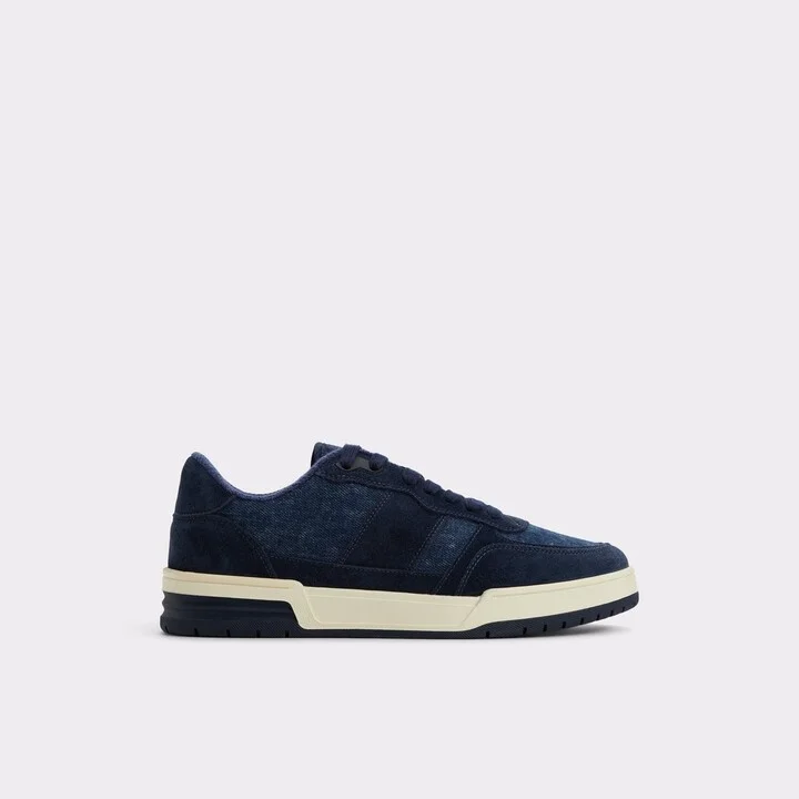 Low top sneaker