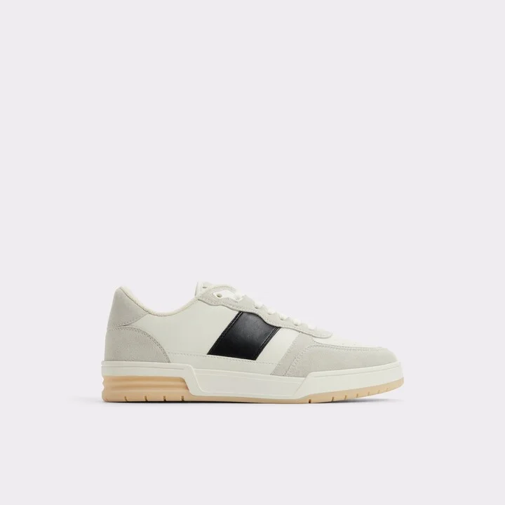 Low top sneaker