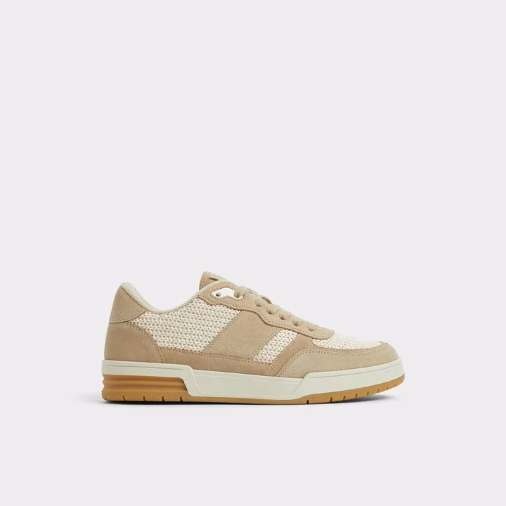 Low top sneaker