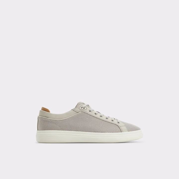 Low top sneaker
