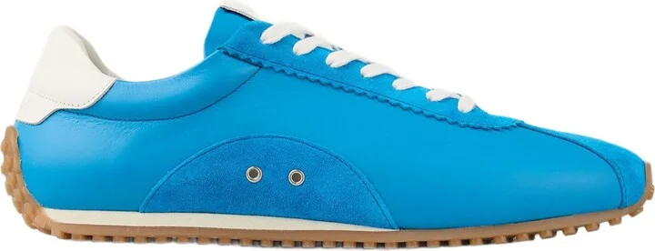 Low-top sneakers