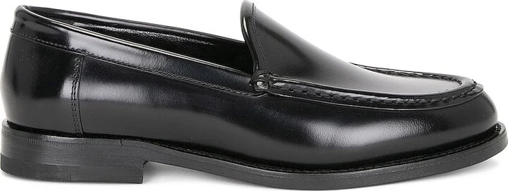 Manolo Blahnik Dineguardo Leather Loafer in Black