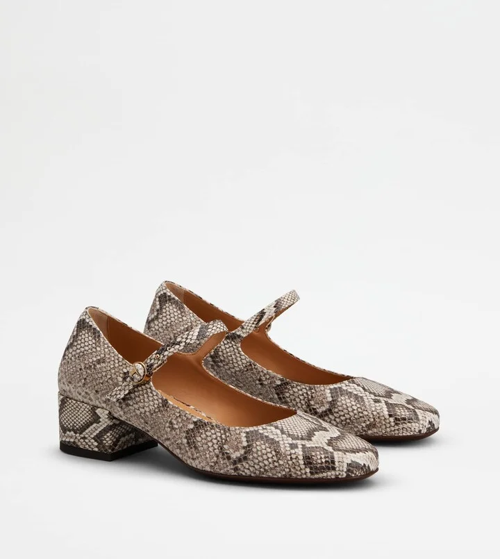 Mary Jane Pumps in Leather - Image 2