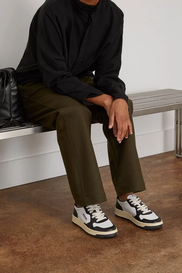 Medalist Low Women Sneaker in Black - Image 2