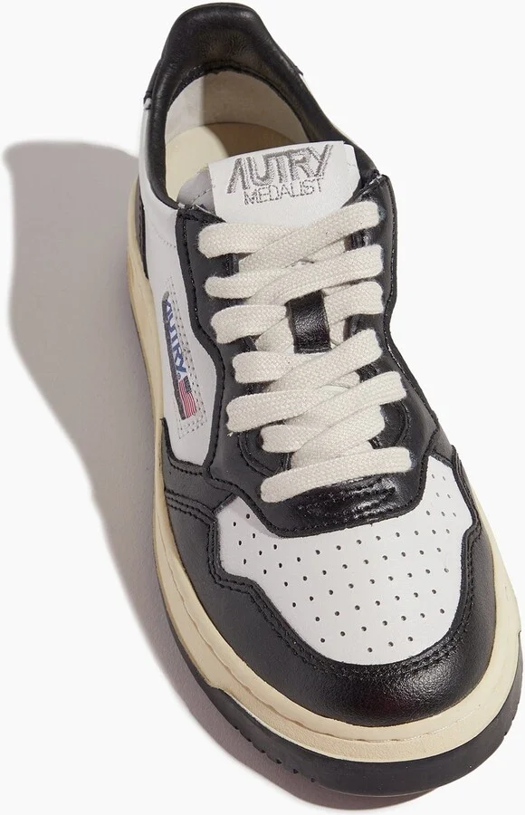 Medalist Low Women Sneaker in Black - Image 4