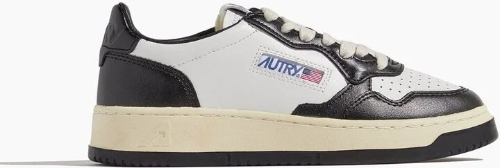 Medalist Low Women Sneaker in Black