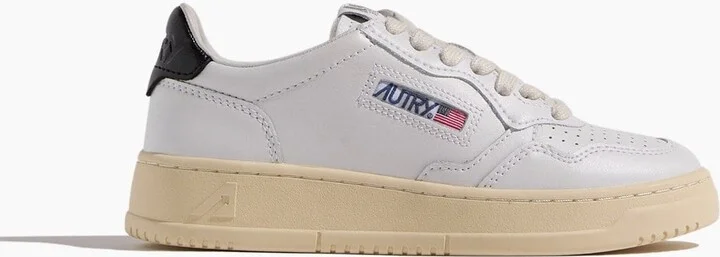 Medalist Low Women Sneaker in White/Black