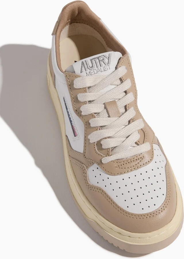 Medalist Low Women Sneaker in White/Pepper - Image 4