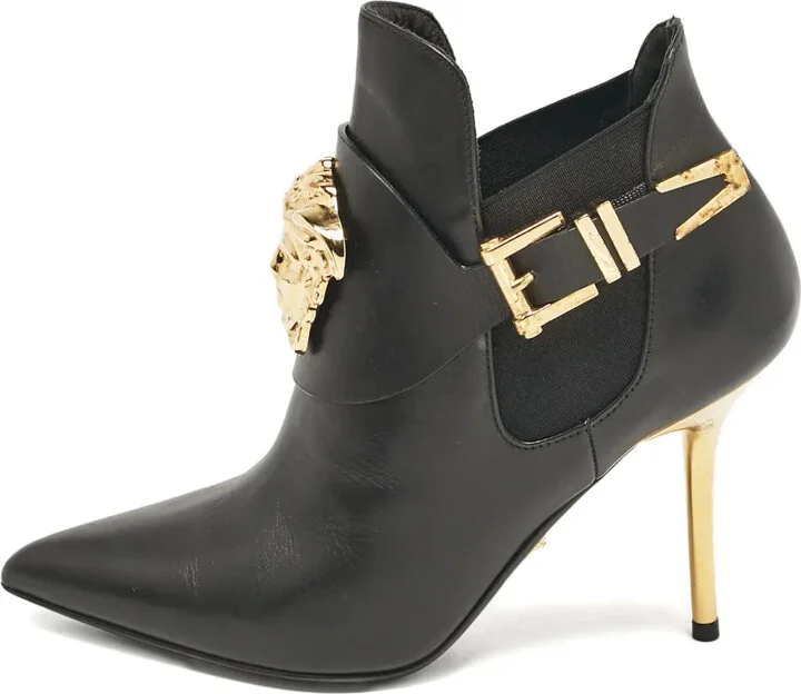 Medusa buckle pointed-toe boots