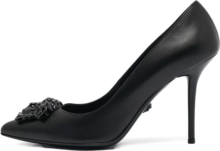Medusa-emblem leather pumps