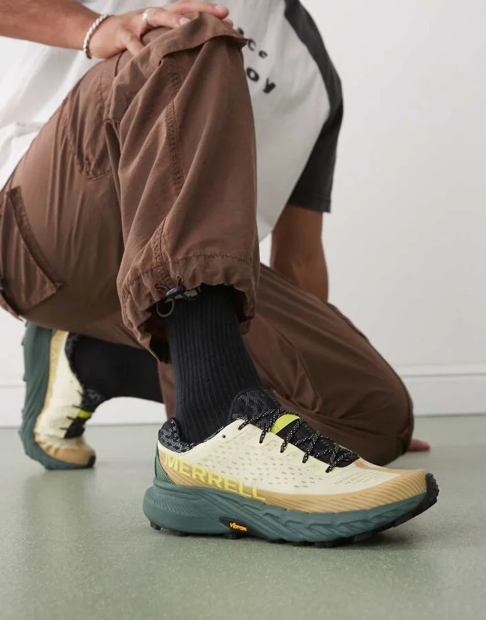 Merrell Agility Peak 5 sneakers in beige and gray - Image 3