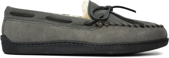 Minnetonka Men's Sheepskin Hardsole Moccasin Extended Sizes Slippers - Image 4