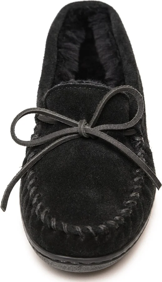 Minnetonka Men's Sheepskin Hardsole Moccasin Slippers - Image 10