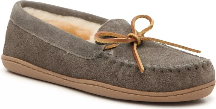 Minnetonka Sheepskin Hard Moccasin Slipper