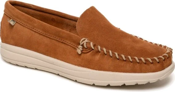 Minnetonka Women's Discover Classic Slip On Shoes 674, Brown -