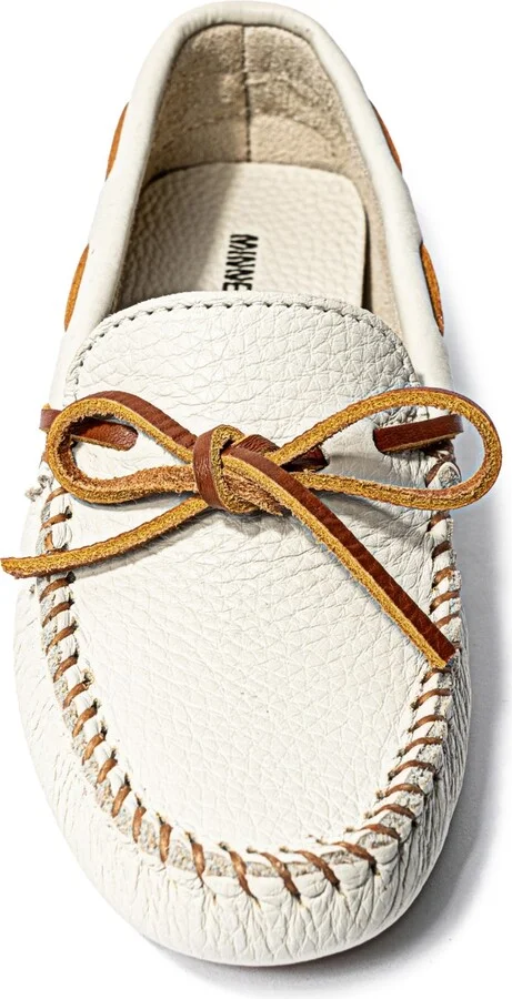 Minnetonka Women's Leather Classic Driver - Image 10