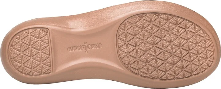 Minnetonka Women's Silverthorne 360 Thong Sandals - Image 11