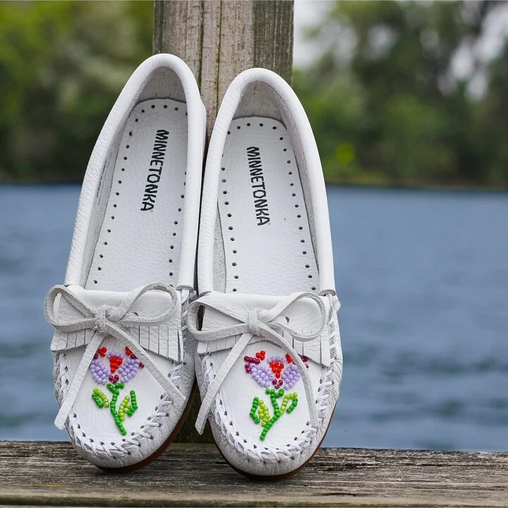 Minnetonka Women's Ziigwan Waabigwan Beaded Moccasins - Image 4