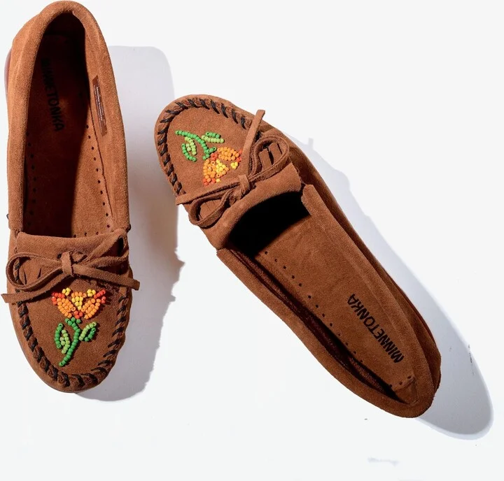 Minnetonka Women's Ziigwan Waabigwan Beaded Moccasins - Image 7
