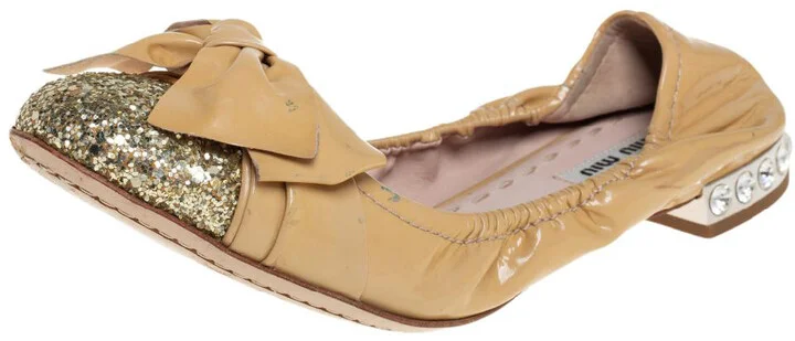 Miu Miu Beige/Gold Patent Leather Bow Detail Crystal Embellished Heel Scrunch Ballet Flats Size 38.5