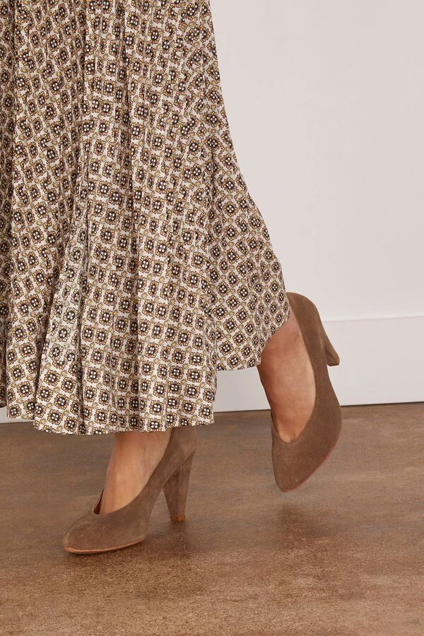 Mouse Heel in Mud - Image 2