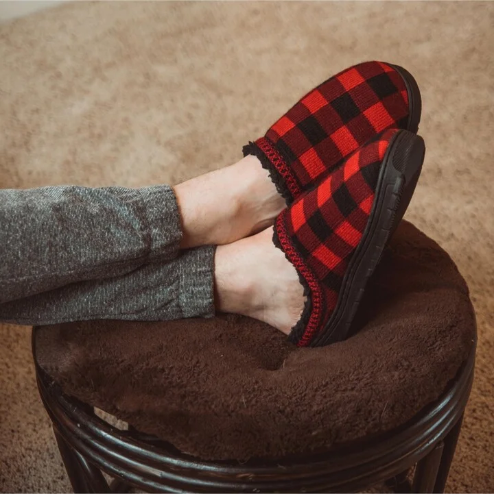 Muk Luks Men's Gabriel Clog Slippers, Black, S (8-9) - Red/black - Image 6