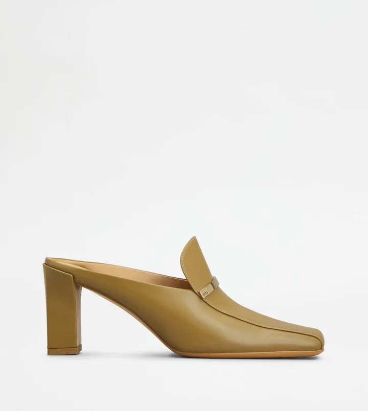 Mules in Leather