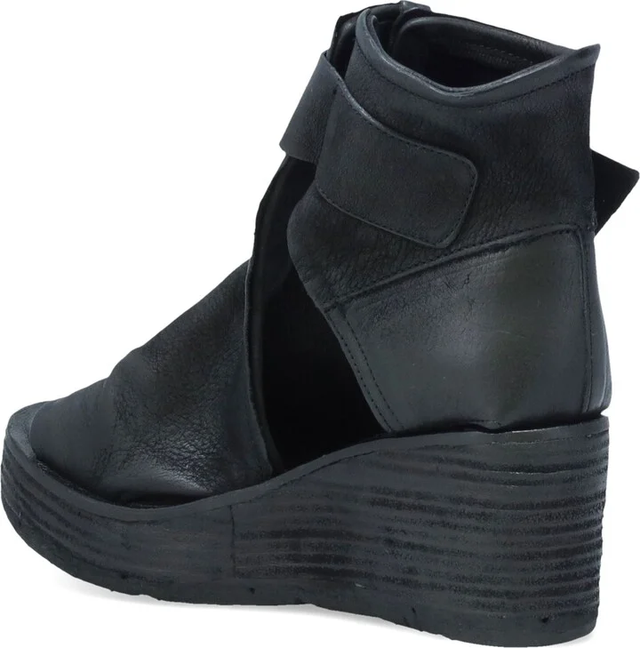 Naya Wedge Sandal - Image 10