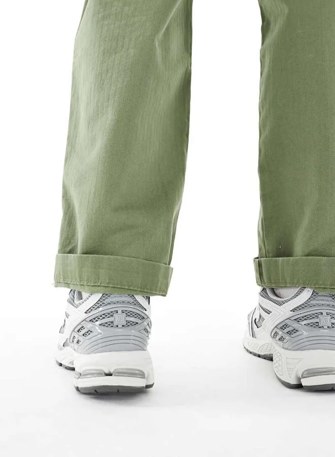 New Balance 1906 unisex sneakers in gray and white detail - Image 4