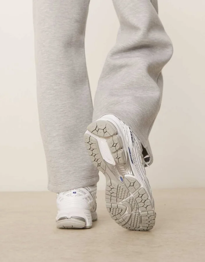 New Balance 1906 unisex sneakers in white - Image 3