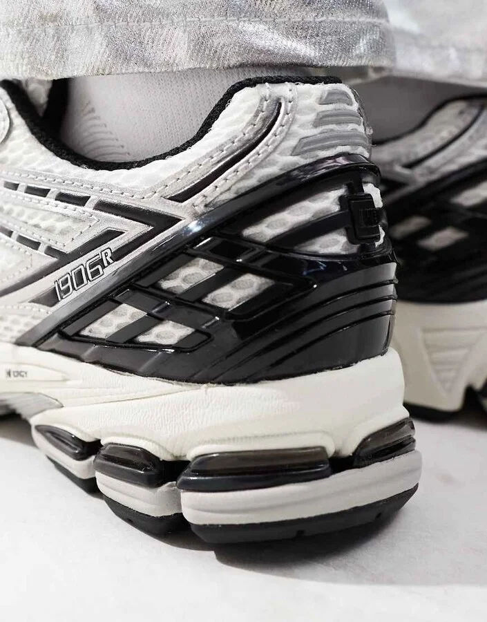 New Balance 1906 unisex sneakers in white and silver - Image 4