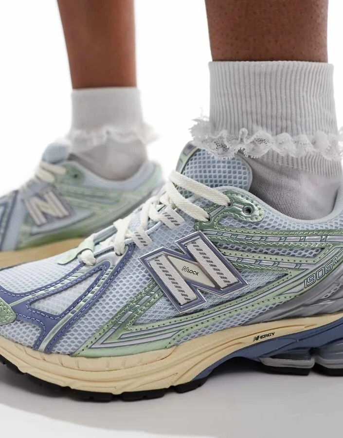 New Balance 1906R unisex sneakers in light blue - Image 4