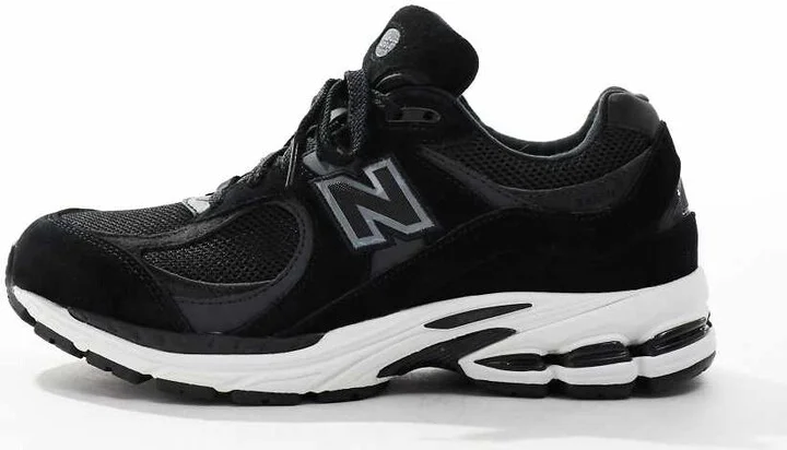 New Balance 2002 sneakers in black - Image 2