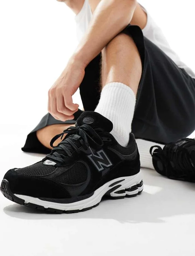 New Balance 2002 sneakers in black - Image 3
