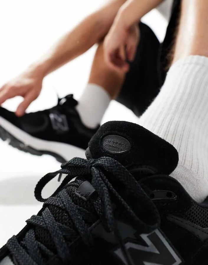 New Balance 2002 sneakers in black - Image 4