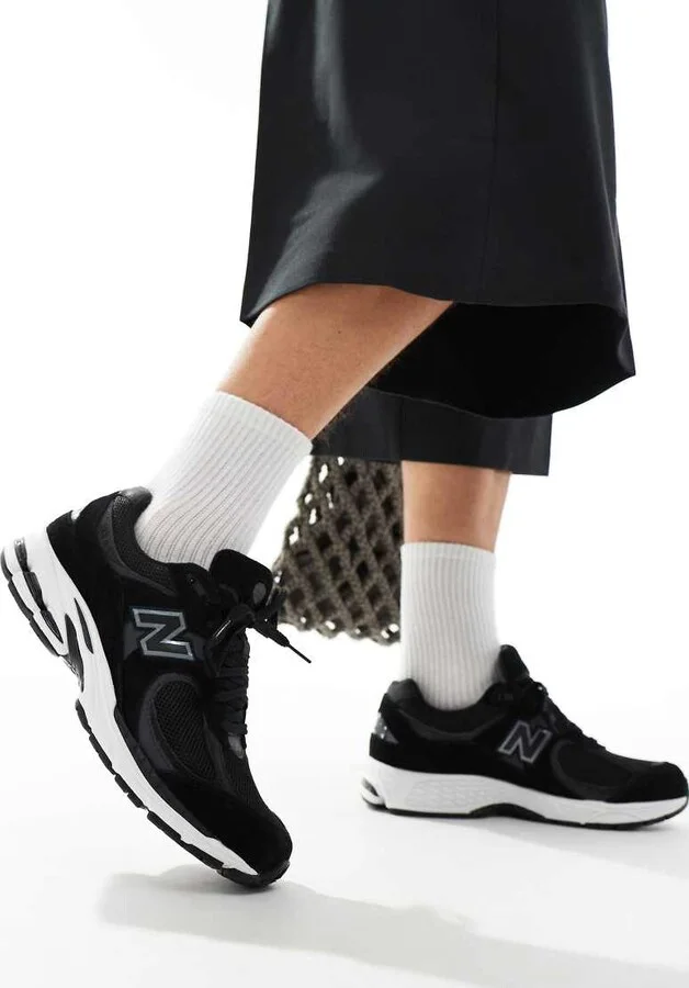 New Balance 2002 sneakers in black