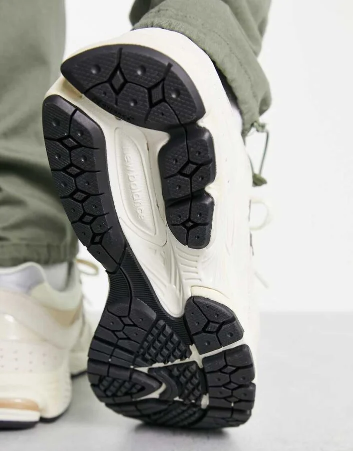 New Balance 2002 unisex sneakers in off - Image 3