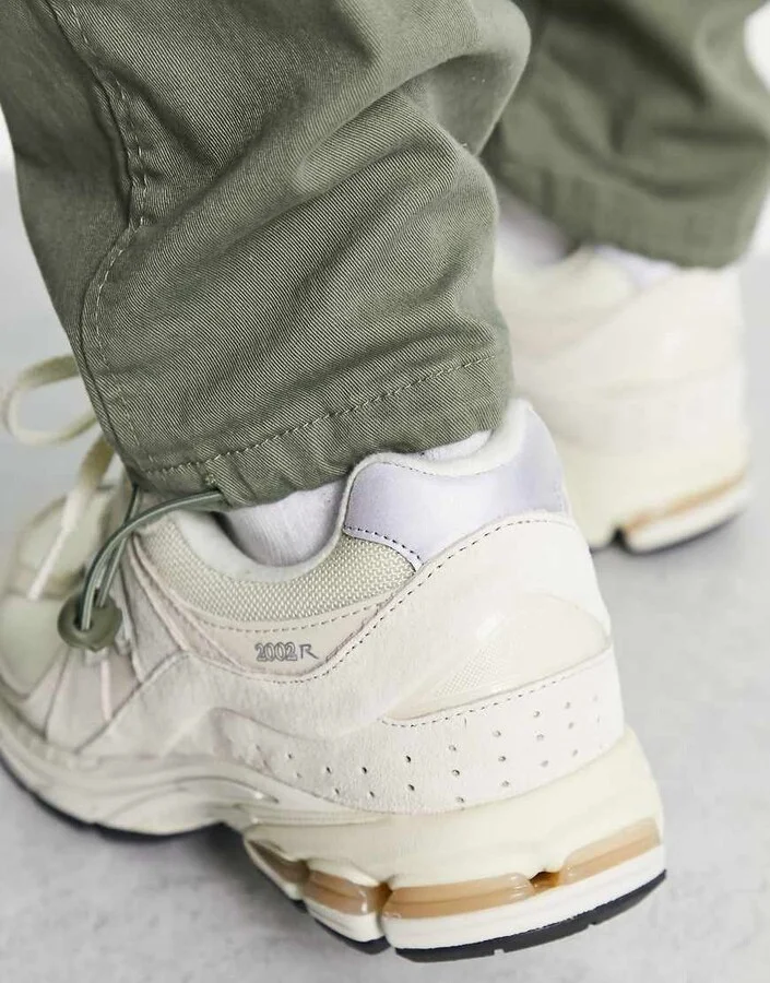 New Balance 2002 unisex sneakers in off - Image 4