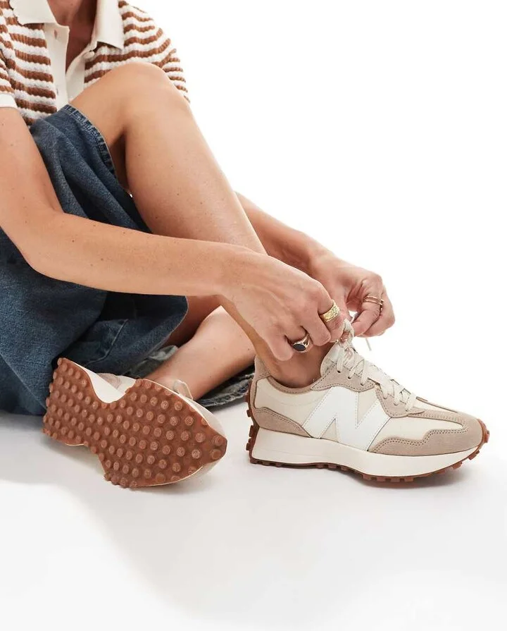 New Balance 327 trainers in beige