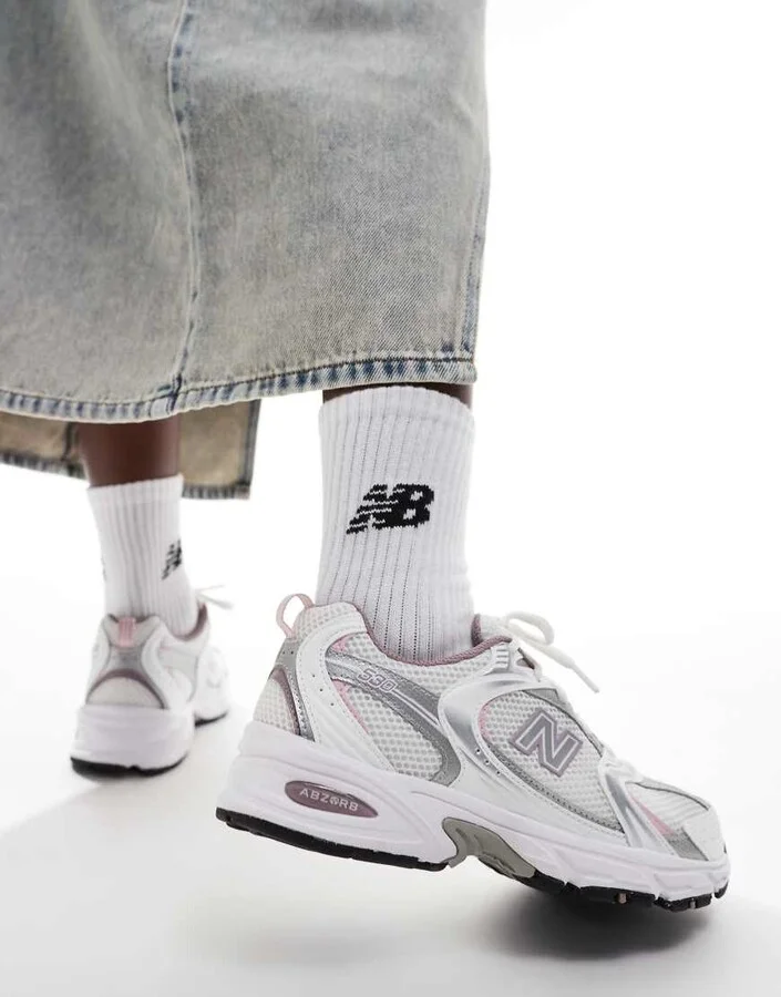 New Balance 530 sneakers in white with pink details - Image 3