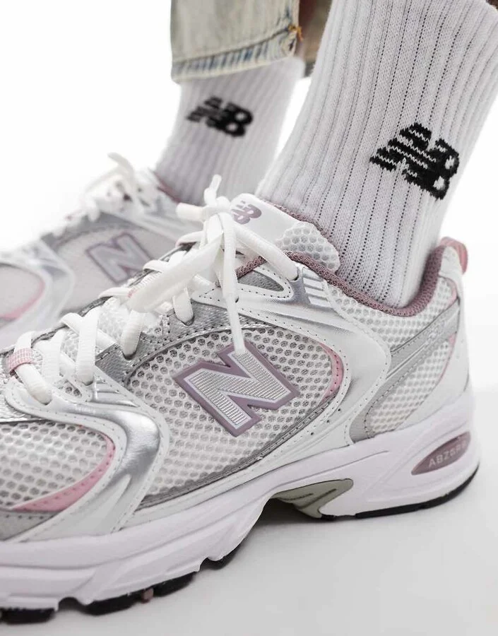 New Balance 530 sneakers in white with pink details - Image 4