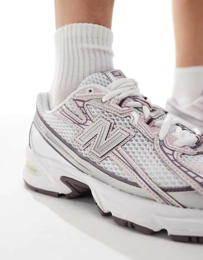 New Balance 740 sneakers in silver and pink - Image 3