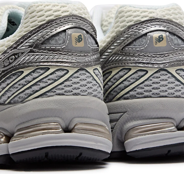New Balance 860v2 Panelled Mesh Sneakers Light Grey UK3.5 - Image 3