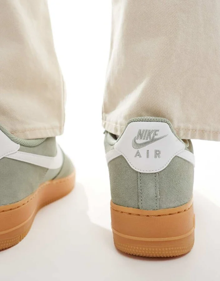 Nike Air Force 1 '07 LV8 gum sole sneakers in green and white - Image 3