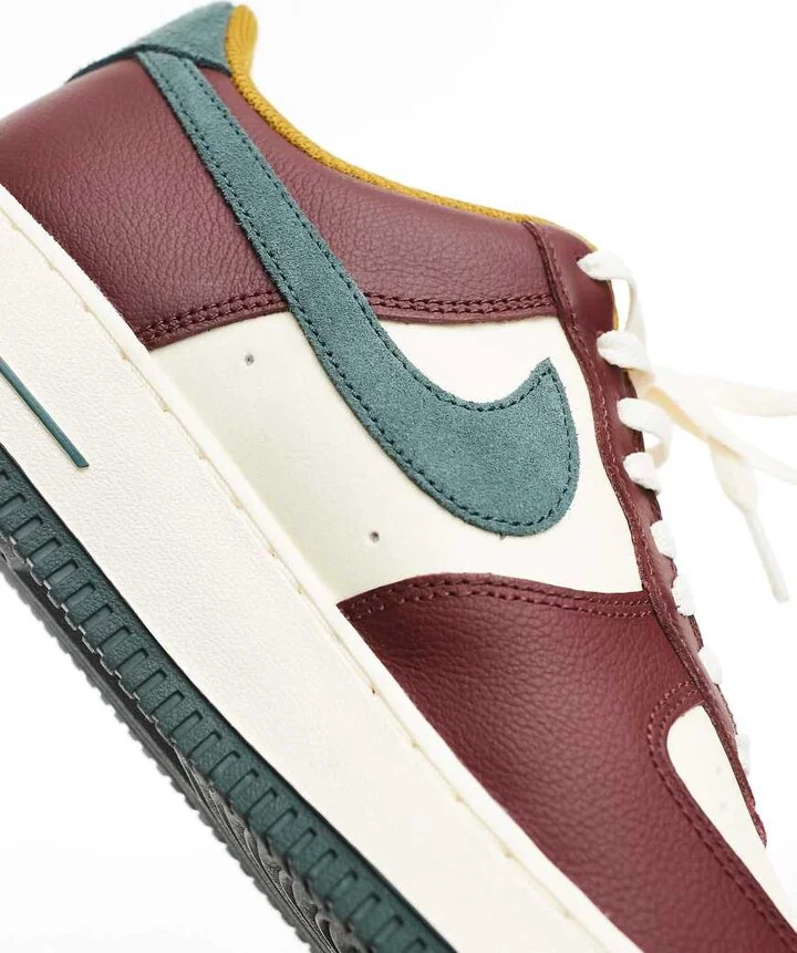 Nike Air Force 1 '07 LV8 sneakers in off white and red - Image 3