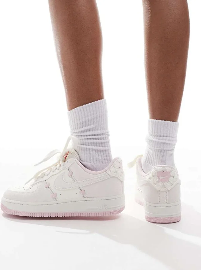 Nike Air Force 1 '07 sneakers in white and pink - Image 3