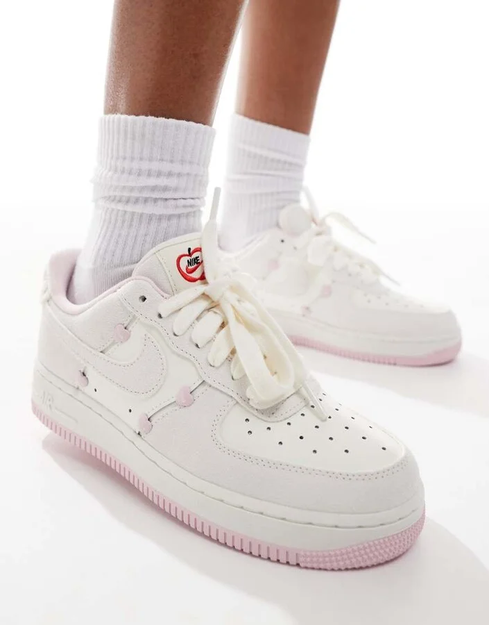 Nike Air Force 1 '07 sneakers in white and pink