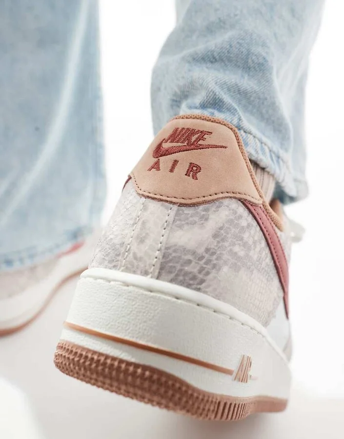 Nike Air Force 1 '07 sneakers in white and red - Image 4