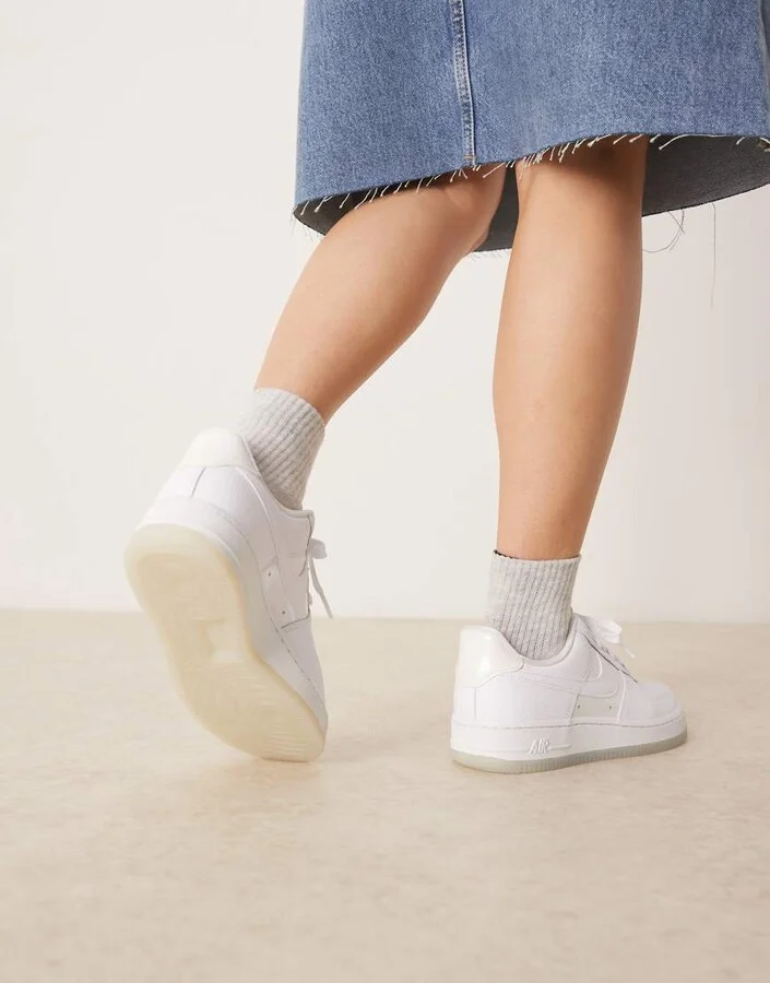 Nike Air Force 1 '07 sneakers in white with gum sole - Image 3